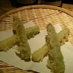 ワインと天婦羅 あら木 - ③アスパラの天ぷら…今が旬の食材で1本を先端と根元を二等分にして提供。瑞々しい食感を楽しめました。