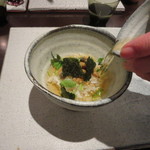 日本料理 TOBIUME - お出汁を注いで貰って