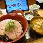 すき家 - 料理写真:まぐろたたき丼(特盛) 1,030円、とん汁みそラーメンたまごセット 400円