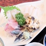 天とよ - 刺し盛り1000円。甘い平目、鯵、貝、抜群のコスパ！