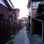 エッセルンガ - 店の周辺。細い道の両側は一般の住宅