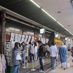 出町ふたば - １８時過ぎ。売り切れ商品ばかりですがまだ行列