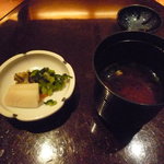 庭園茶寮 みな美(皆美館) - 赤だし　香の物