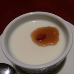 ジョーズ シャンハイ ニューヨーク - ⑤黒蜜のかかった杏仁豆腐はミルクプリン風(飲茶セット)