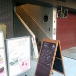 スリーズ - お店は２F。この階段を登ります。