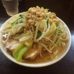 豚星。 - 小ラーメン 豚入り 野菜、ニンニク、カラメマシ、脂だけマシマシ