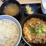 吉野家 - 料理写真:月見牛とじ御膳！甘めのたれでご飯がすすむー！