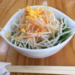 にんじん - 器は小さいながら、千切り大根と人参が山盛りのサラダ。醤油味の美味しいドレッシングでした。
