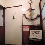 アイビー＆ネイビー - 2階に上がるとカフェの入り口が。
お店の名前は『アイビー＆ネイビー(IVY＆NAVY)』。
NAVY＝海軍でイカリマークなんだね。かっこいいな～