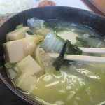 Rikiya - 朝食の味噌汁は豆腐、ワカメ、白菜、玉葱等具沢山のお味噌汁です。
                      
                      