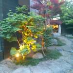 えん - 入口脇の庭園