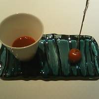 ラール・エ・ラ・マニエール - アミューズ（ピートのジュースとフルーツトマトの蜜煮）