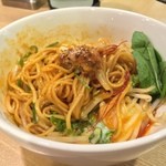 カーザ ルカ - ペペロソチーノ和え麺を和えてみた。peperoncino、唐辛子が主張する赤。3辛はしっかり辛いが、温玉で和らぐ。具の鶏肉、もやし、ねぎがこの和え麺に合っている。イイね！