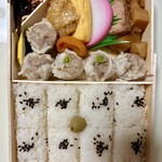 崎陽軒 - 料理写真:• 昔ながらのシウマイ(5個)
• 俵型ごはん(小梅、黒ごま付き)
• 鮪の漬け焼
• 鶏の唐揚げ
• 玉子焼き
• 筍煮(人気の高いおかず)
• 蒲鉾
• 切り昆布 & 千切り生姜
• あんず