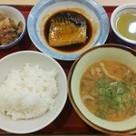 川西鼓が滝食堂 - さばの煮付け＆ほうれん草のお浸し＆豚汁