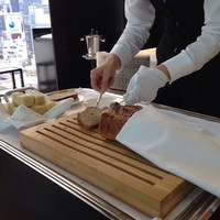 ベージュ アラン・デュカス 東京 - パンを切ってます^_^