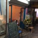 kitchen 熱風アジア - ん？何だか新店？？入り口に花も飾られ何屋さん？？おっ！！カレーって書いてあるやん(笑)