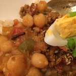 kitchen 熱風アジア - チャナマサラ様をオンして少しマジェマジェ～チャナマサラの柔らかさにドライカレーの辛味が丁度いい感じ♪