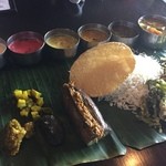 Spice&Dining KALA - 『ベジタリアンミールス』様（1500円）+『ベジタリアン』（300円）バナナリーフの上にドンドン盛られていきます(笑)