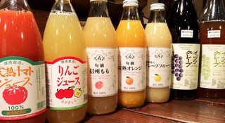 Tisanti Syou And Kositu Daining Guragara - ジュースは、お子様にも安心して飲んで頂ける、山梨産や近県産のストレートジュースを揃えました。