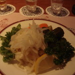 レストラン キエフ - アグレツ(きゅうりのピクルス) ＆カプスタ(キャベツの酢漬け) \630