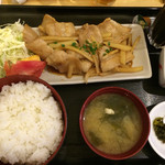 だいこんの花 - ご飯は固すぎず柔らかすぎずで美味しかった。豚肉の生姜焼きは柔らかくとても満足。アイスコーヒー付きも◎