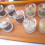 Shin Harada - 茶葉とハーブのディスプレイ