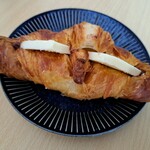 シャトレーゼ - 料理写真:あんバタークロワッサン(313円)