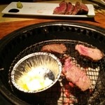 牛角 - 牛フィレ、カット後を炙る