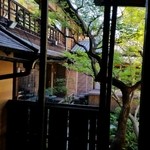 ランベリー ナオト キシモト - 渡り廊下から眺めるお庭