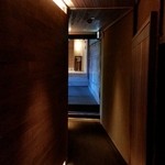 ランベリー ナオト キシモト - 入口からフロアに続くわたり廊下