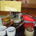 ラーメン・トンチャンあきら - おかずになる自家製ラー油とにんみそです。