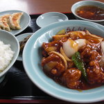 らんらん - 酢豚定食。全体はこんな感じです。