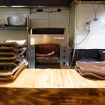 千歳 - カウンターからグリルをのぞむ