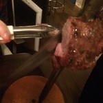 Dining Bar SHiN - 肉を切る時には介添人がトングでもらう。