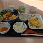 丸亀製麺 - 料理写真:肉辛まぜうどん、追加でれんこん天