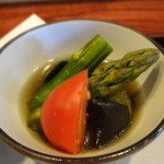 ゆうがた - お浸しは茄子とアスパラにトマト