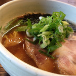 あっさり醤油らぁ麺(700円)を頂きました。