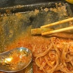 175°DENO担担麺 - 【2015年06月】限定の「棒棒鶏涼麺（すごく痺れる）のキュウリを使ってタレを集めながら食べてます(笑)。