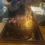 焼肉屋かねちゃん - 牛ワラジ焼いてもらってます