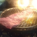 焼肉屋かねちゃん - 網からはみ出るこの牛ワラジ
