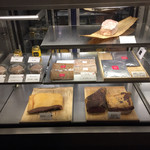 小石川 中勢以 - テリーヌ、熟成豚も美味しそう
                                佃煮買いたかったな