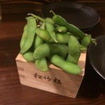 武蔵小杉のもつ屋じゅうに12 - お通しの枝豆は食べ放題