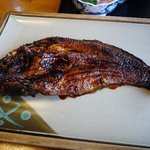 なまず定食（2000円）のなまず、特大の一匹で３人分