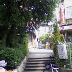 たつ屋 - 路地裏、左に目印公衆お手洗いあり。。