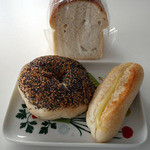 SANA - 「エブリシングベーグル」「蜂蜜チーズサンド」