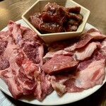 萬里 - 料理写真:「萬里盛りA」ジンギスカン用のマトン、ラム肩ロース、ラムももに、玉ねぎともやしが付いたセット