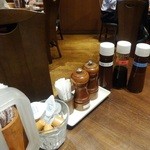 ステーキ カフェ ケネディ - 卓上の調味料たち