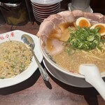 ラーメン 魁力屋 - 料理写真:焼き飯定食のラーメンは肉マシで