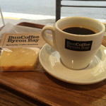 Bun Coffee Byron Bay - Coffeeとレモンcake
                        オーストラリアのオーガニックコーヒー
                        これはちょっと違うわ。
                        暑い時期だけど、ホットの方がいいよ。